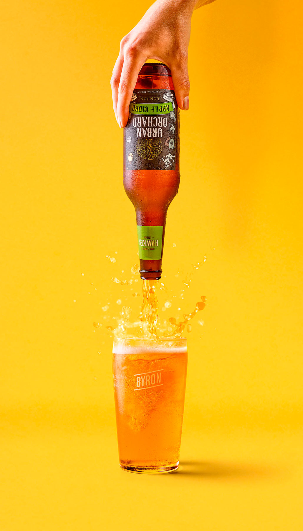 Hawkes Cider pouring into pint glass with splash - London Food & Drinks Photographer